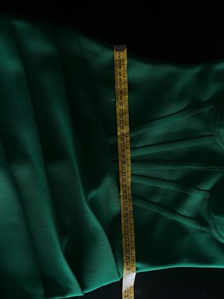 Vestido verde esmeralda entallado con detalle joya