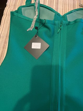 Vestido verde esmeralda entallado con detalle joya
