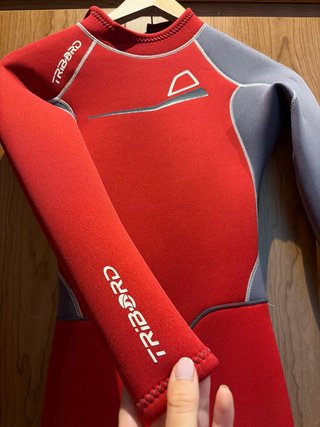 Traje de neopreno rojo y gris