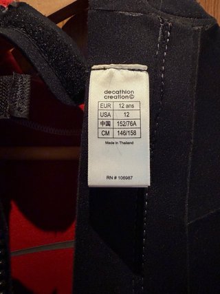 Traje de neopreno rojo y gris