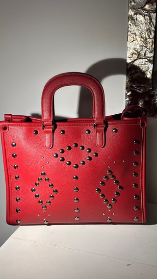 Borsa rigida rossa con borchie