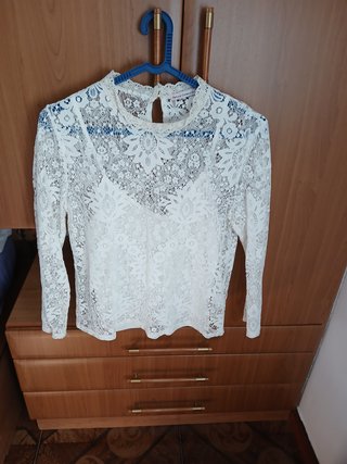 Blusa blanca de encaje con cuello alto