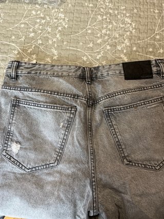 Pantalón corto Pull&Bear gris desgastado