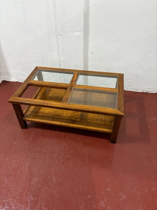 Mesa baja de madera con tapa de cristal