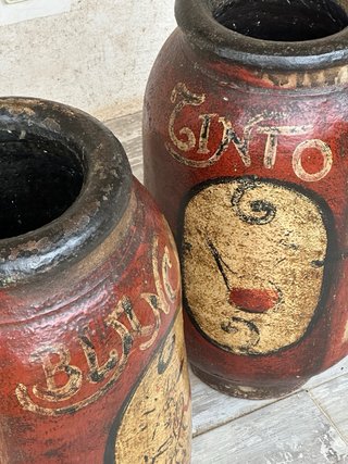 Pareja de tinajas antiguas policromadas de vino