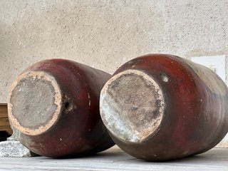 Pareja de tinajas antiguas policromadas de vino