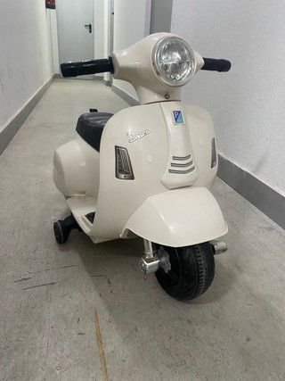 Moto eléctrica infantil estilo Vespa