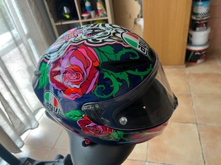Casco de Moto AGV con Diseño Floral
