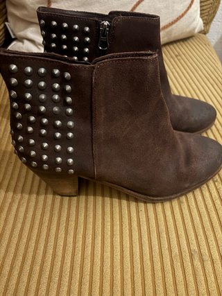 Botines de piel marrones con tachuelas