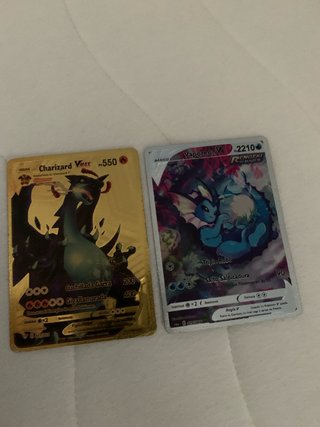2 Cartas Pokémon: Charizard VMAX y Vaporeon V