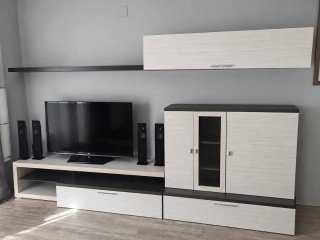 Mueble de salón modular blanco y marrón