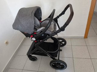 Carrito de bebé gris