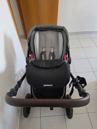 Carrito de bebé gris