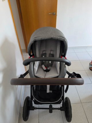 Carrito de bebé gris
