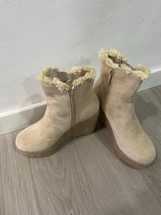 Botín cuña beige con flecos