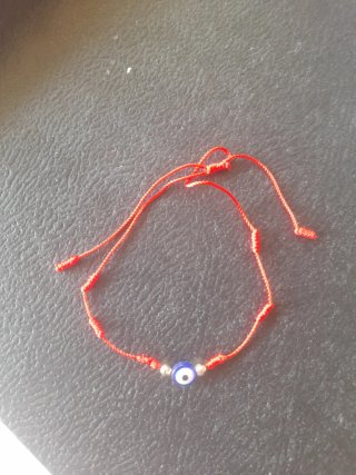 Pulsera de hilo rojo con ojo turco