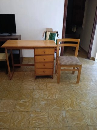 Scrivania e sedia in legno massello