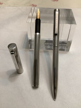 JUEGO DE PLUMA Y BOLIGRAFO “DUNHILL” DE PLATA.
