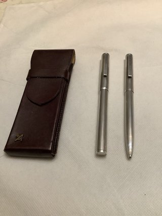 JUEGO DE PLUMA Y BOLIGRAFO “DUNHILL” DE PLATA.