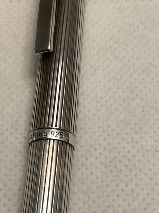 JUEGO DE PLUMA Y BOLIGRAFO “DUNHILL” DE PLATA.
