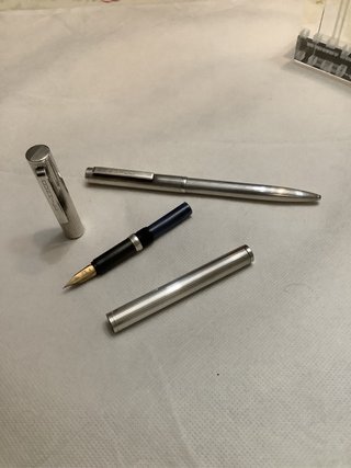 JUEGO DE PLUMA Y BOLIGRAFO “DUNHILL” DE PLATA.