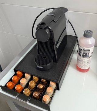 Cafetera Nespresso Essenza Mini y Cajón
