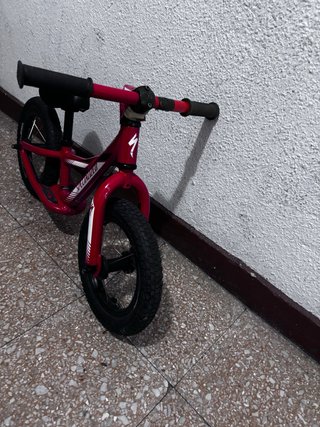 Bicicleta de equilibrio Specialized roja