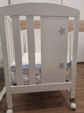 Cuna blanca con ruedas