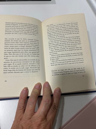 Los ojos azules pelo negro