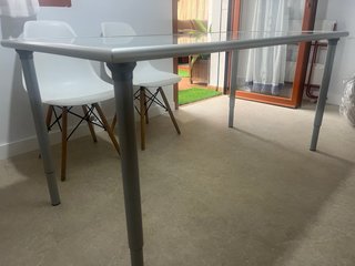 Mesa de comedor cristal y metal