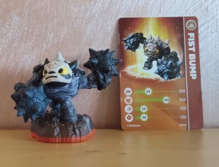 Skylanders Fist Bump figurina e carta