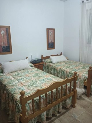Dos camas de madera ropero y cómoda con espejo