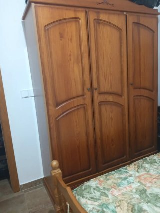Dos camas de madera ropero y cómoda con espejo