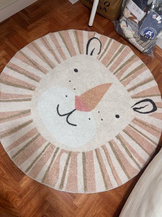 Alfombra infantil león beige y rosa