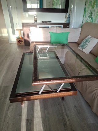 Mesa de salón elevable madera y cristal.