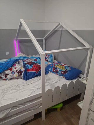 Cama infantil con dosel y cajones