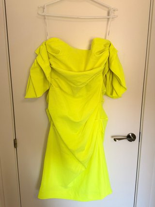 Vestido amarillo de fiesta floresente