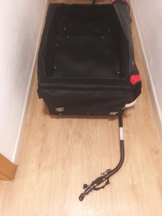 Carro de bicicleta negro y rojo
