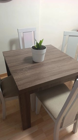 Mesa de comedor de madera