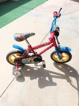 Bicicleta infantil roja y azul