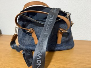 Bolso azul con correa Now. Be grateful.