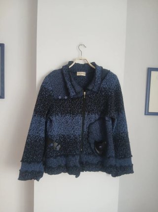 Chaqueta de lana azul y negra