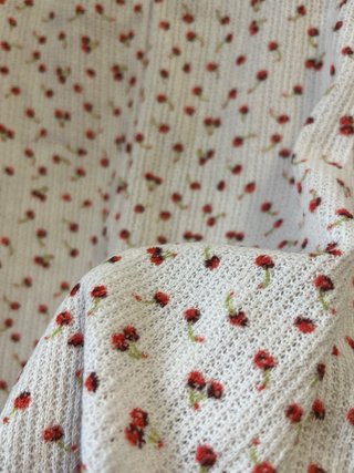 Mono corto blanco con estampado de cerezas