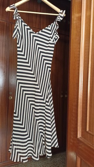 Vestido Geométrico con Volantes