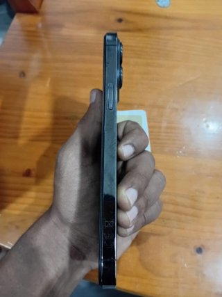 iPhone 13 Pro Max con tapa trasera rota