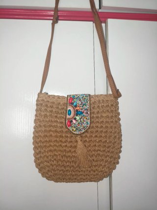 Bolso de crochet con detalle multicolor