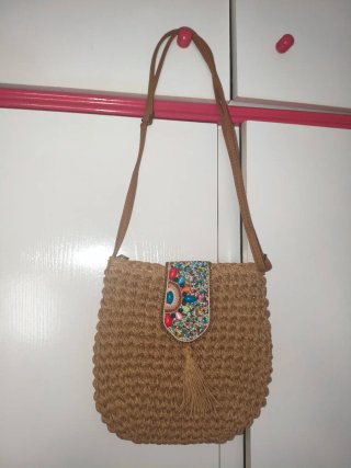 Bolso de crochet con detalle multicolor