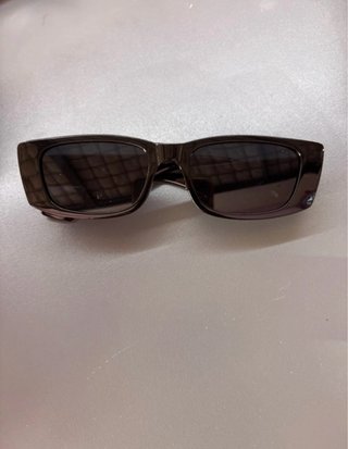 Gafas de sol pasta ancha negras sin usar
