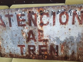Antigua Chapa de Hierro Atención al Tren