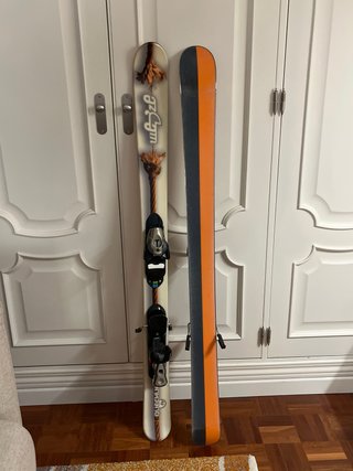 Esquís de 125cm.